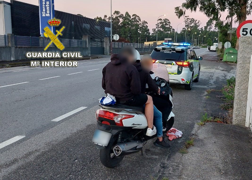 20220629 MOTO CON 3 PASAJEROS