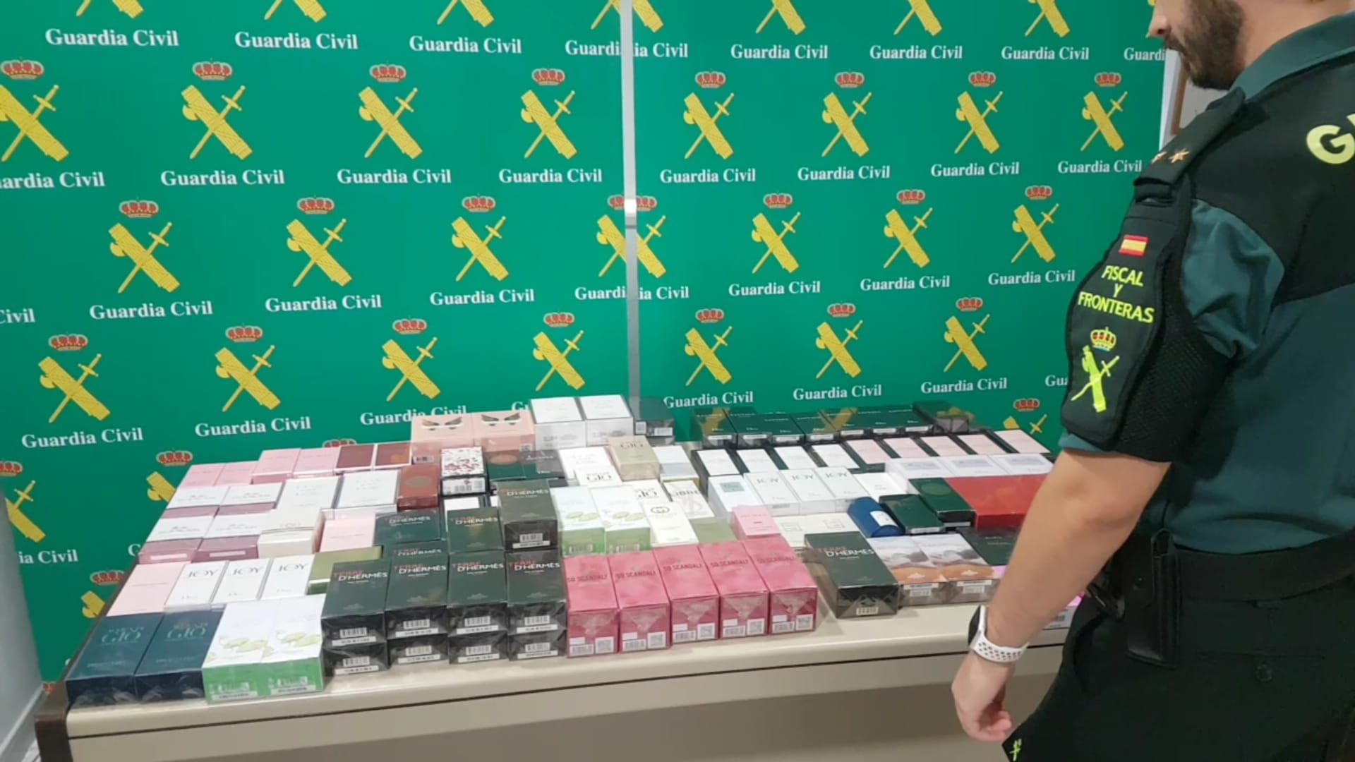 20220902 dos detenidos hurto perfumes aeropuerto 2