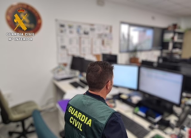 Agente durante la investigación