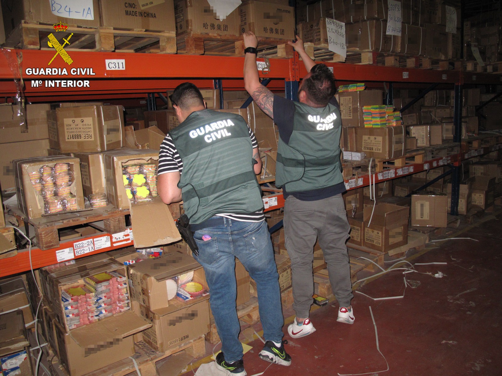 Agentes comprobando el material intervenido