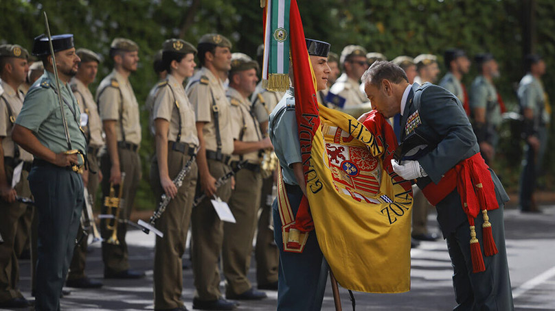 Alfonso Rodriguez Castillo despide bandera