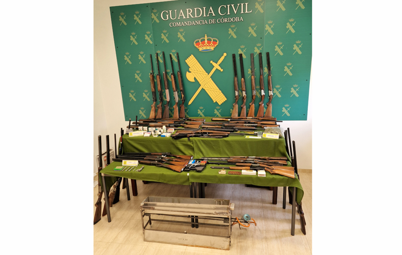 Armas incautadas a los detenidos junto a las armas retiradas a los clienjpg