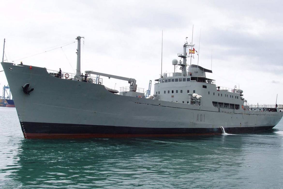 Contramaestre Casado maniobrando atracar puerto