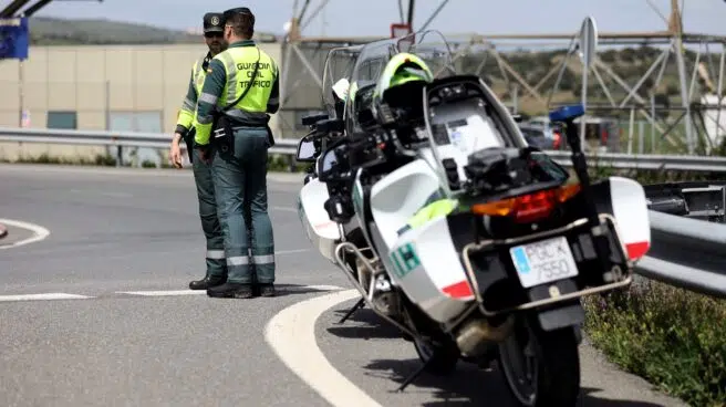 EuropaPress 4415960 dos agentes guardia civil trafico