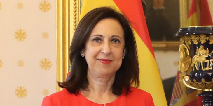 FOTO MINISTRA CHAQUETA ROJA 1