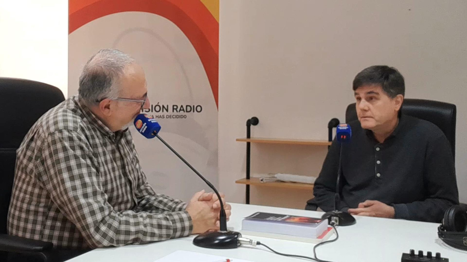 Fernando Vaquero a la derechade la imagen entrevistado en Decisión Radio