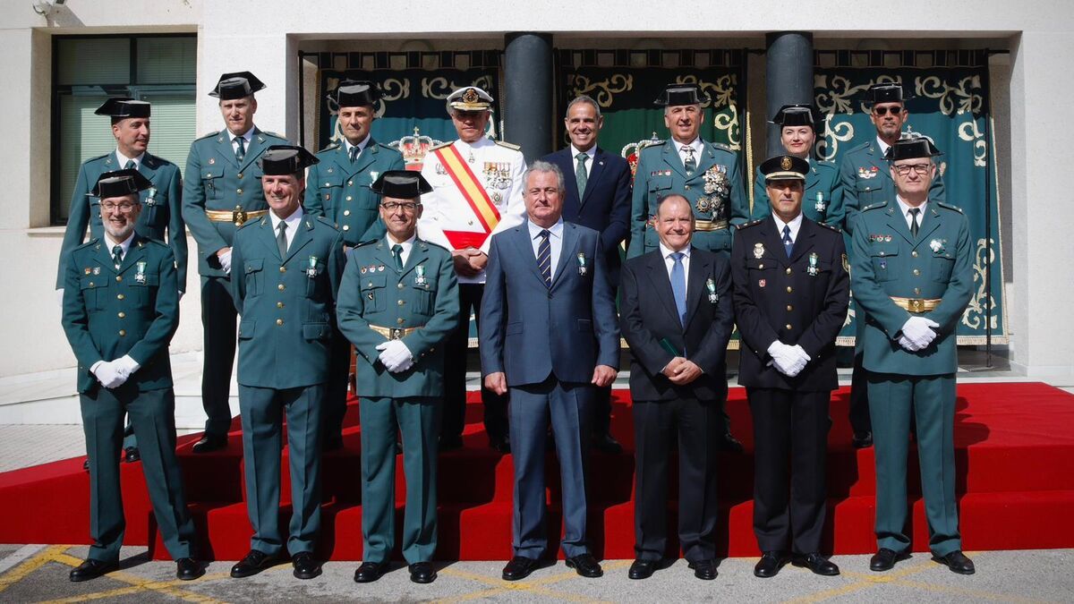 Foto familia galardonados autoridades