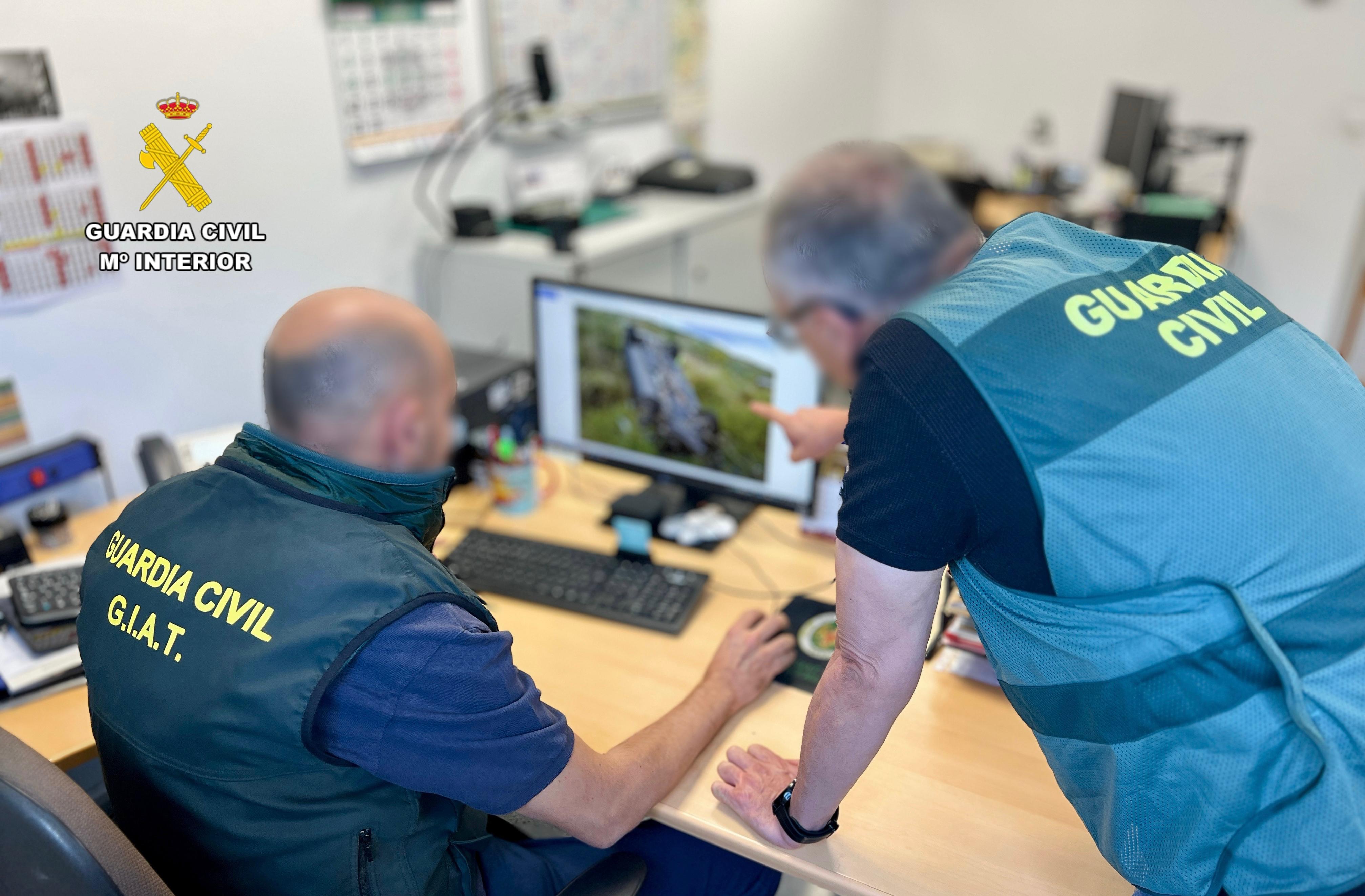 Fotografia investigadores giat trafico guardia civil ordenador