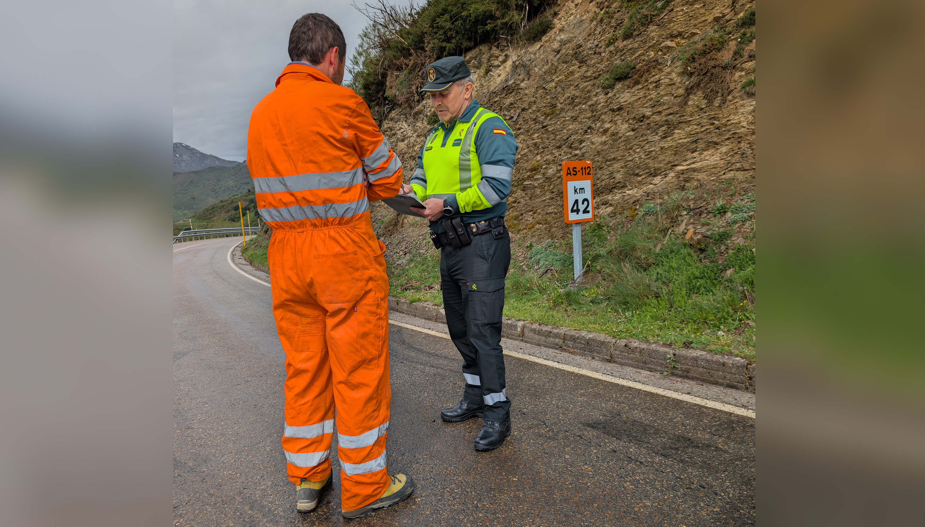 GUARDIA CIVIL DEL EIS ENTREVISTANDO OPERARIO OBRA.jpg