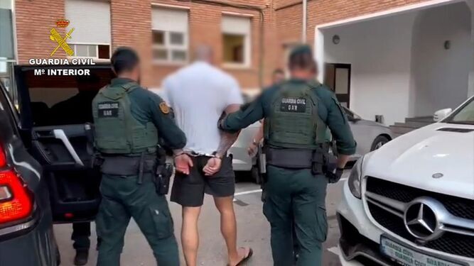 Guardia Civil traslada detenido Mijas
