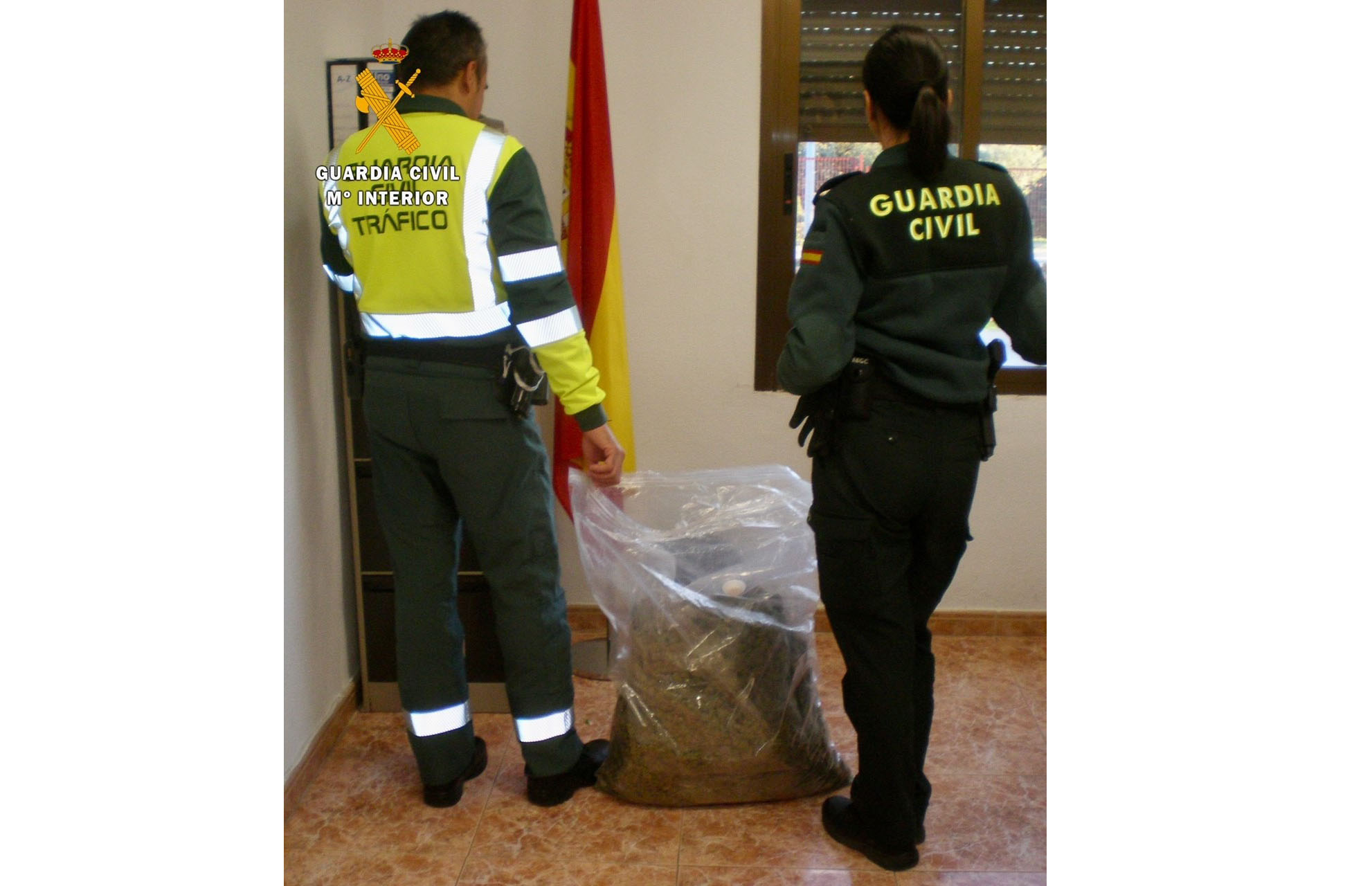 Guardia Civil con la droga aprehendida