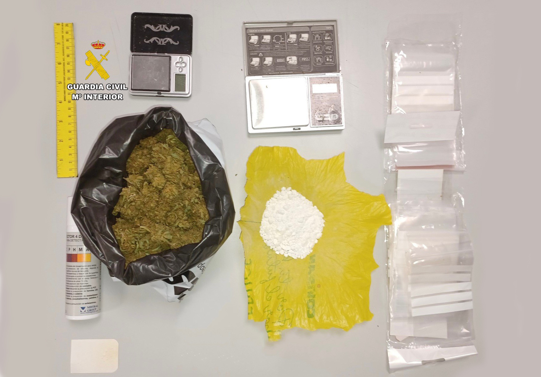 Imagen de la droga y resto de efectos intervenidos