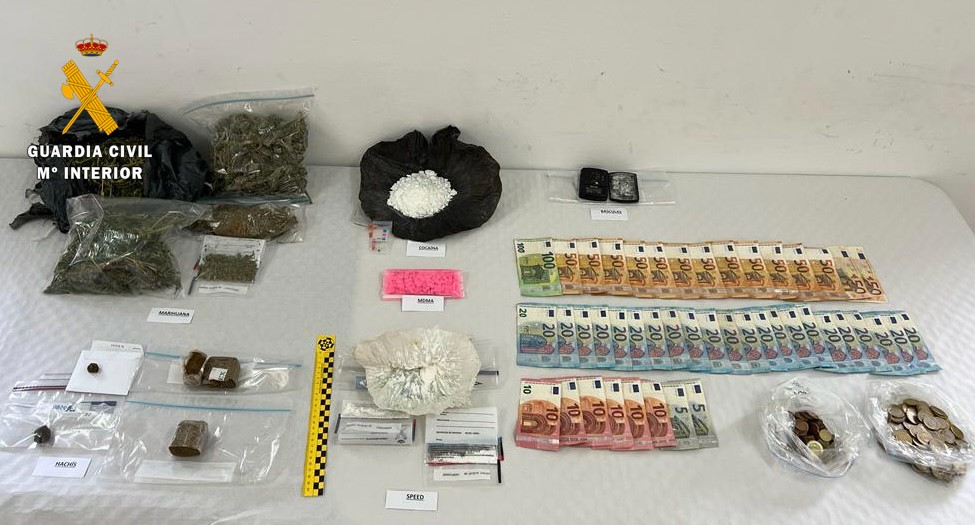 Imagen de la drogas y resto de efectos aprehendidos por la Guardia Civil