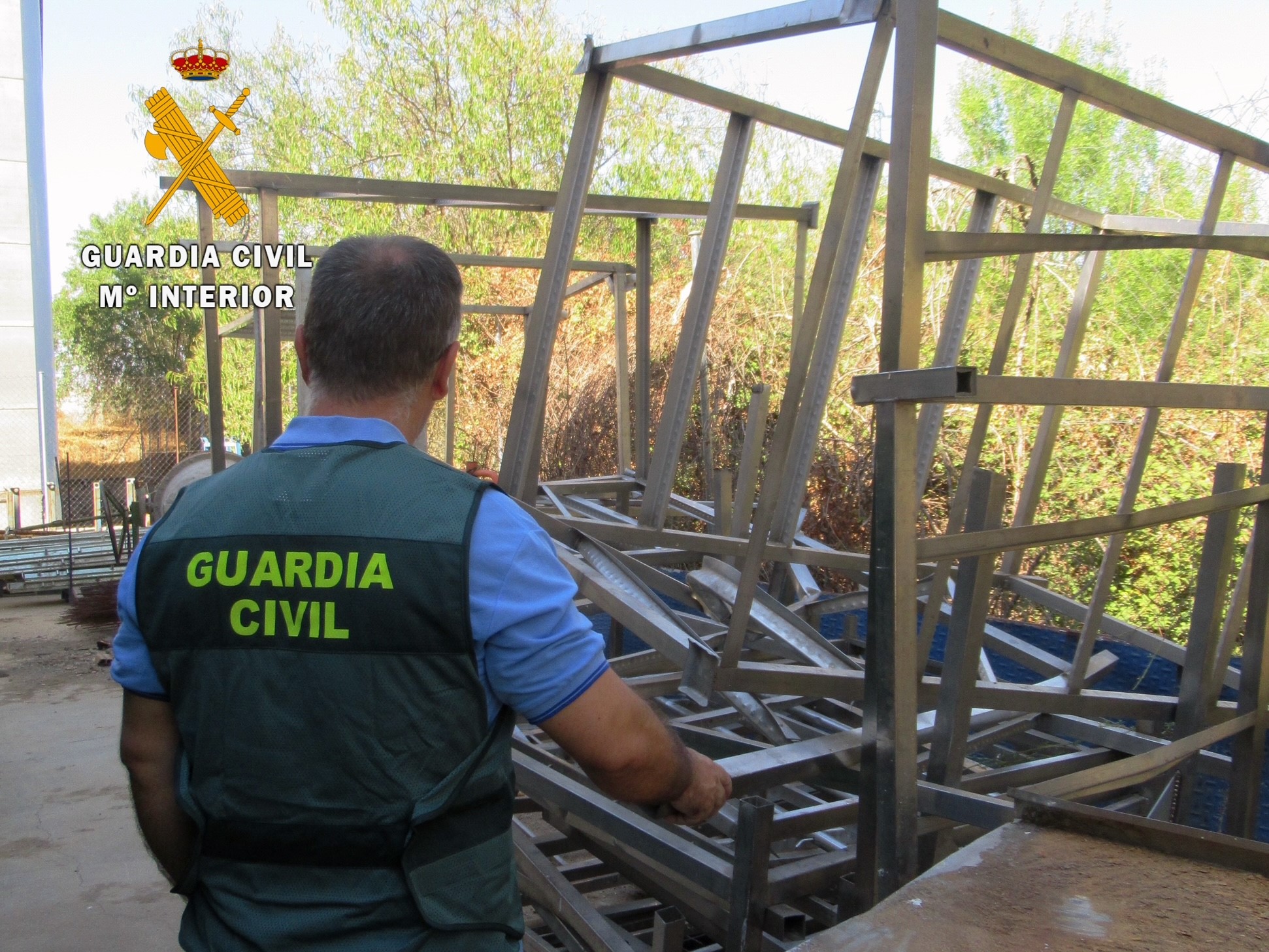 Imagen de un agente con parte del material intervenido