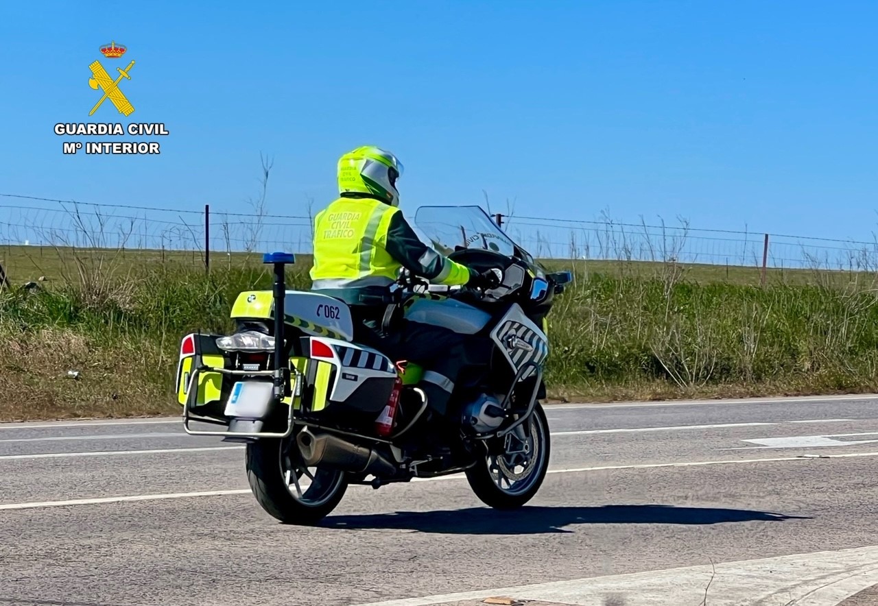 Imagen de un agente de Tráfico en motocicleta