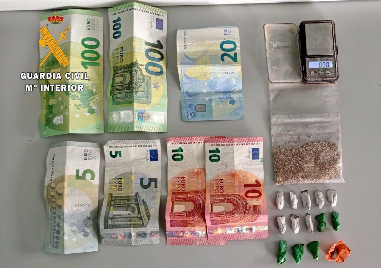 Imagen del dinero y la droga aprehendidos