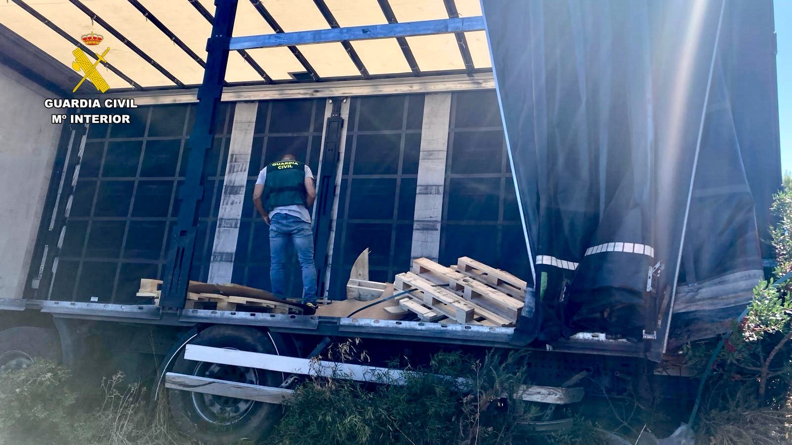 Inspección ocular del remolque siniestrado que transportaba la carga