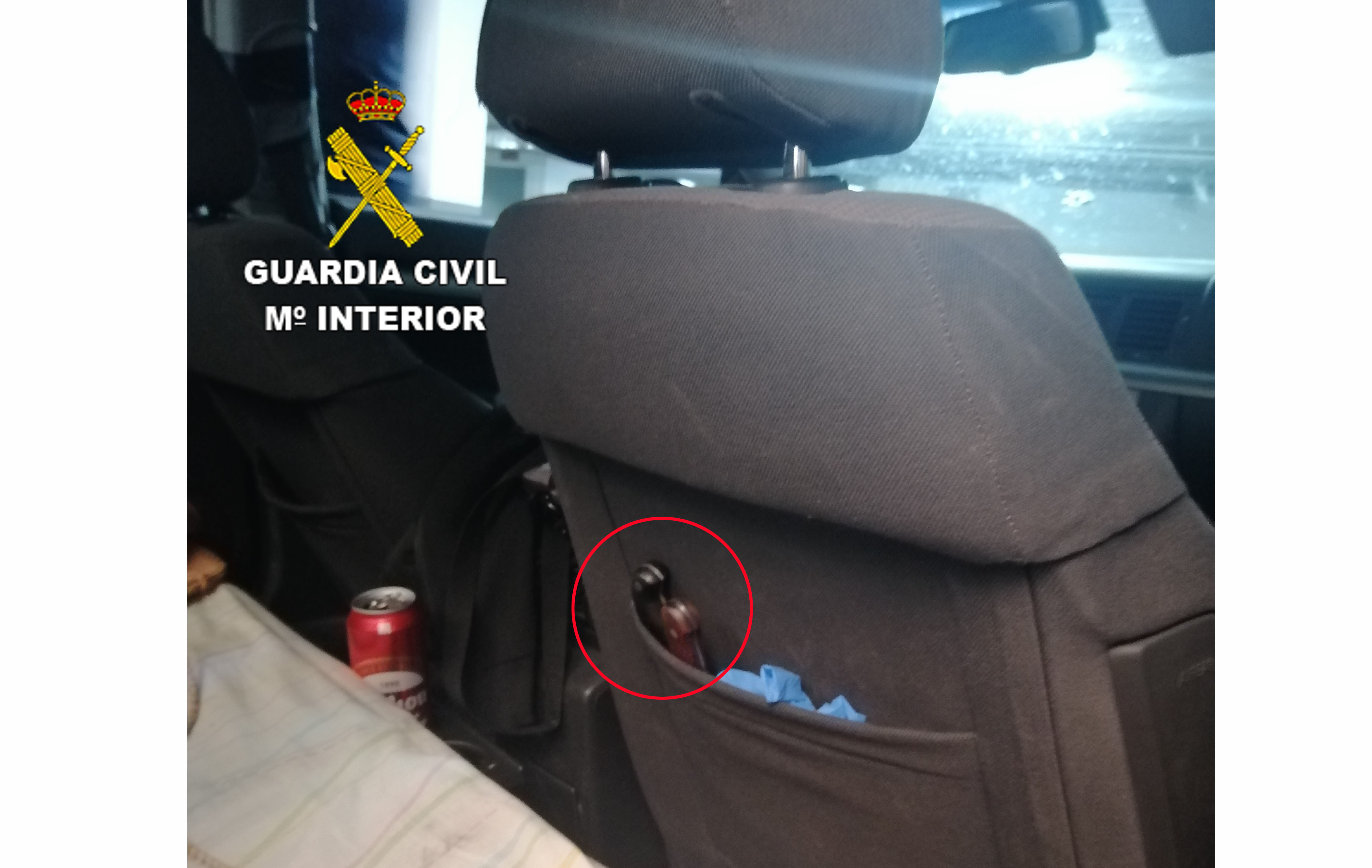 Las dos armas blancas intervenidas ocultas en el vehículo