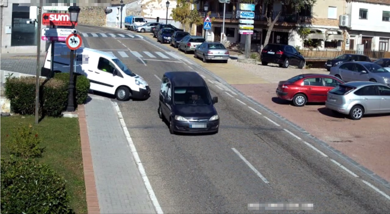 Momento de huida de la furgoneta robada y la furgoneta lanzadera en Escalona