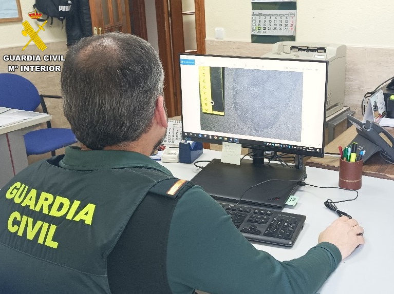 ORDENADOR agente analizando una huella de calzado api 1