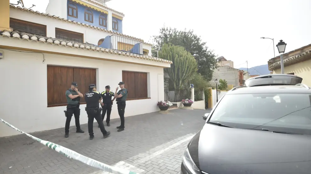 agentes de la guardia civil en la vivienda donde han ocurrido los hechos