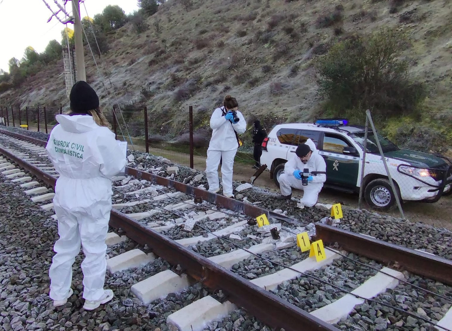 agentes del equipo de criminalistica de la Guardia Cvil