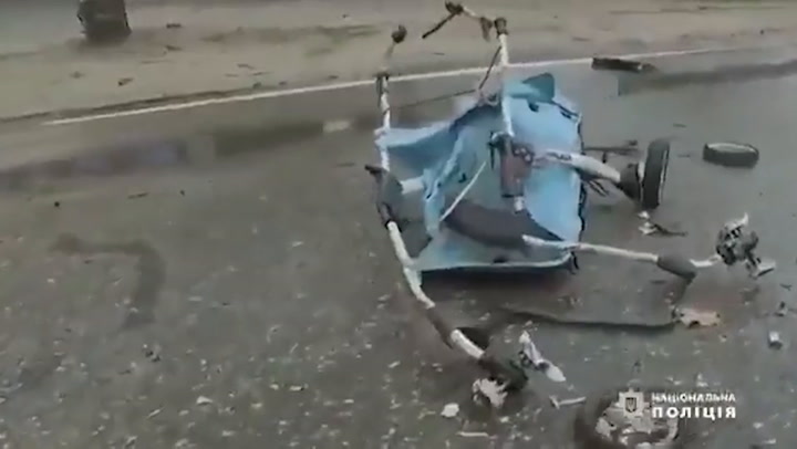 carrito bebé destruido