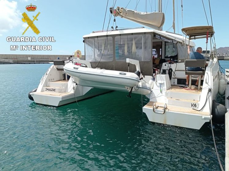 catamaran a la deriva