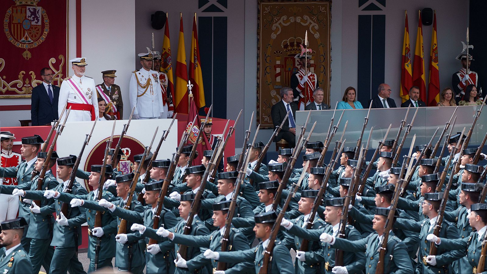 desfile fuerzas armadas guardia civil