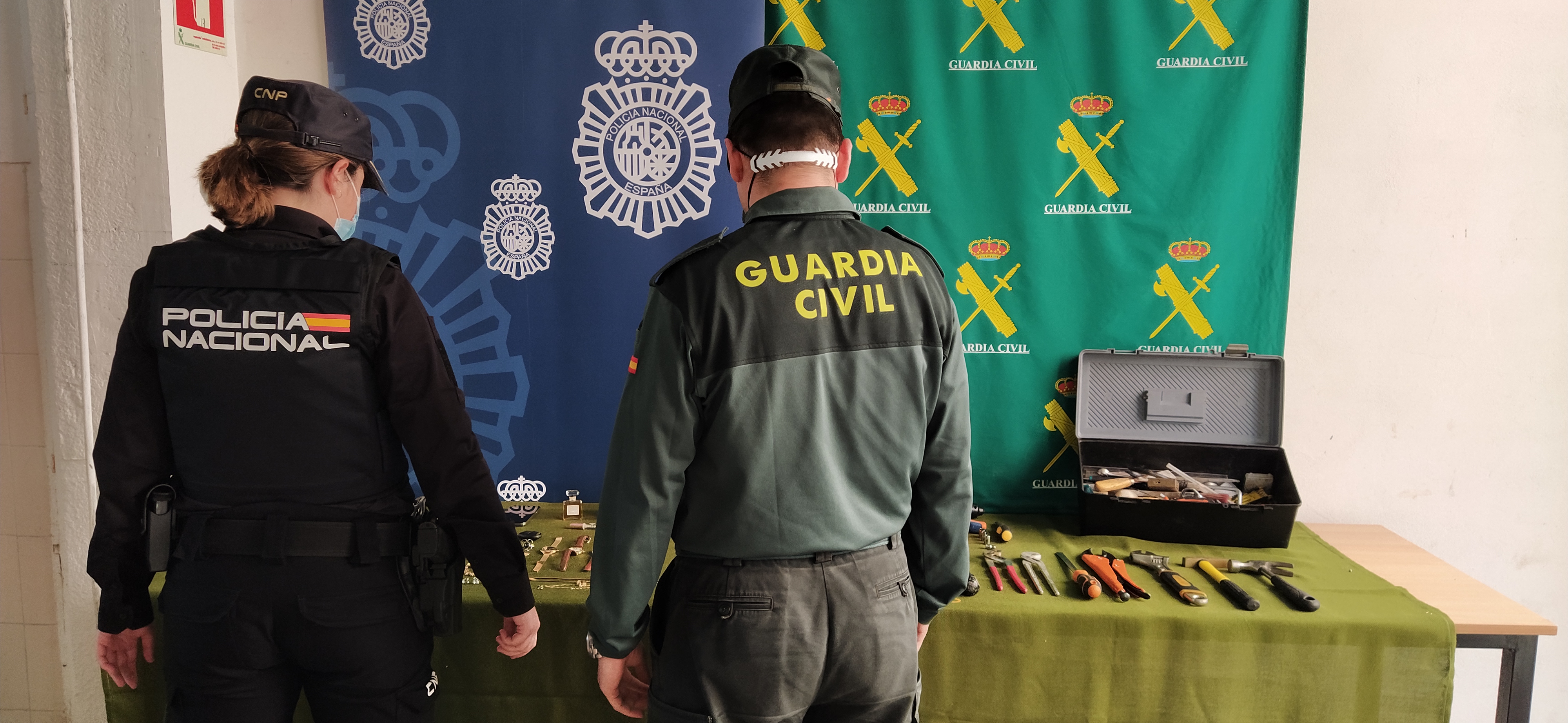 detención de 5 personas en un servicio conjunto entre CNP y GC