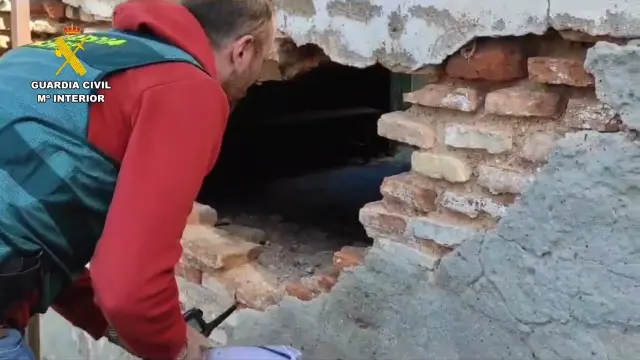el butron hecho en la nave de lora del rio