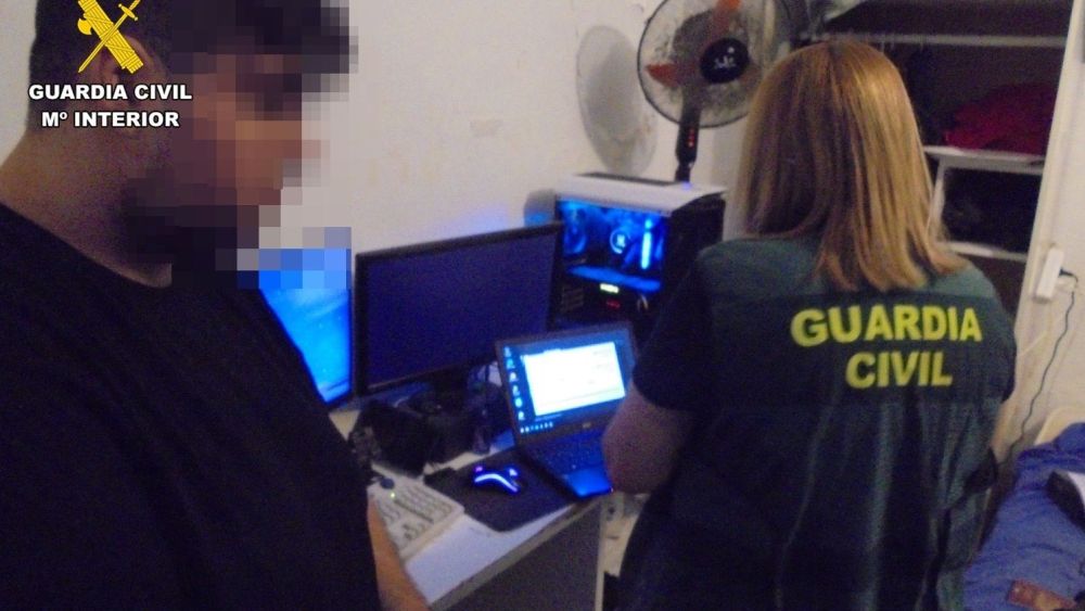 europapress 5286845 guardia civil registra ordenador detenido 4 1000x563