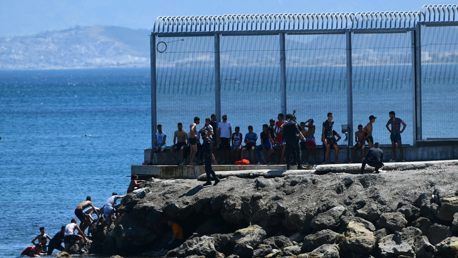 grupo migrantes marroquies inmediaciones valla ceuta 17 mayo 2021 97
