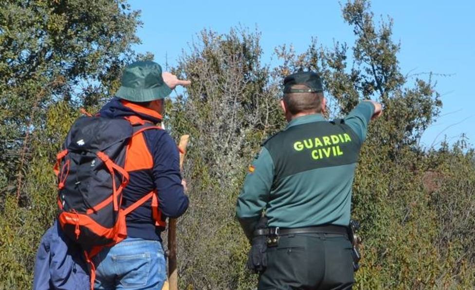 guardia civil ayuda al peregrino