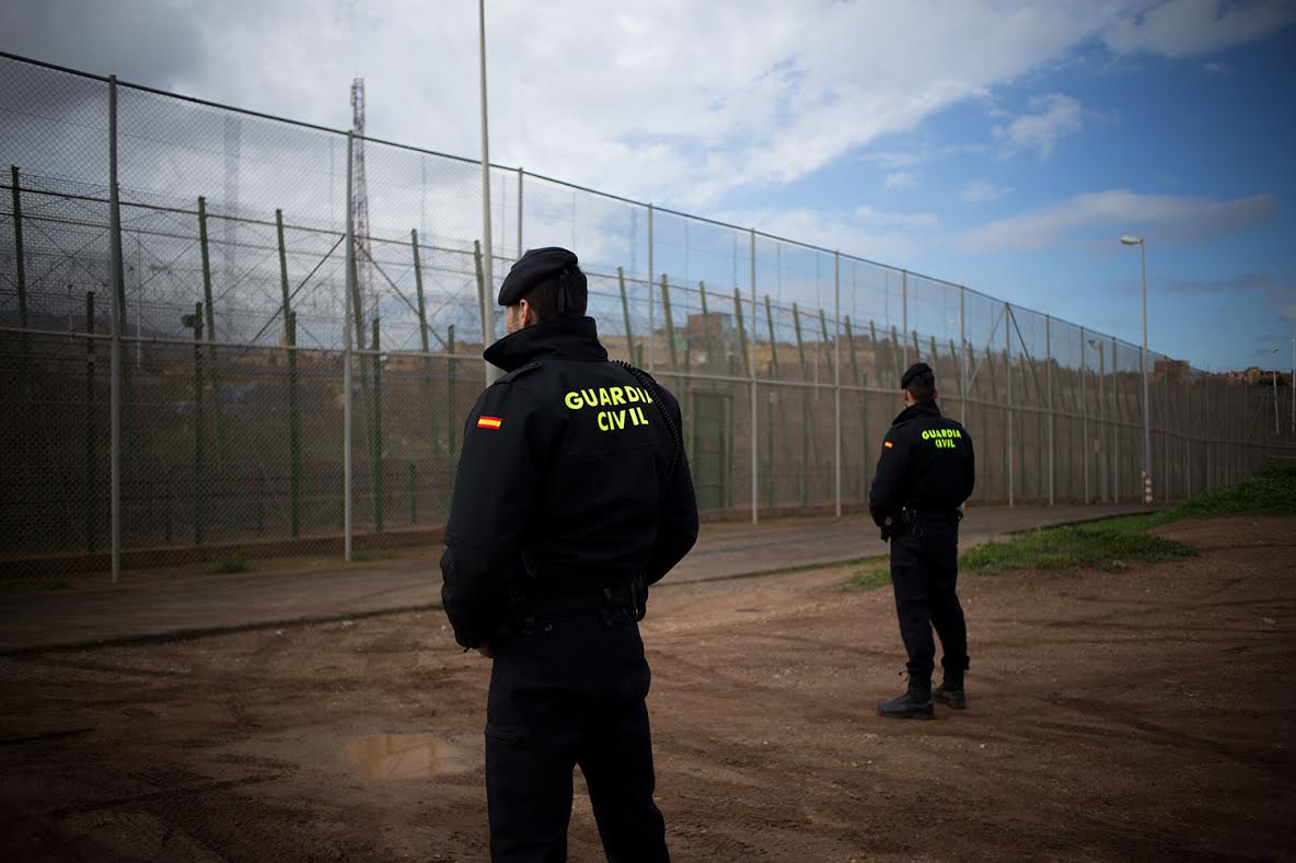 guardia civil en la valla