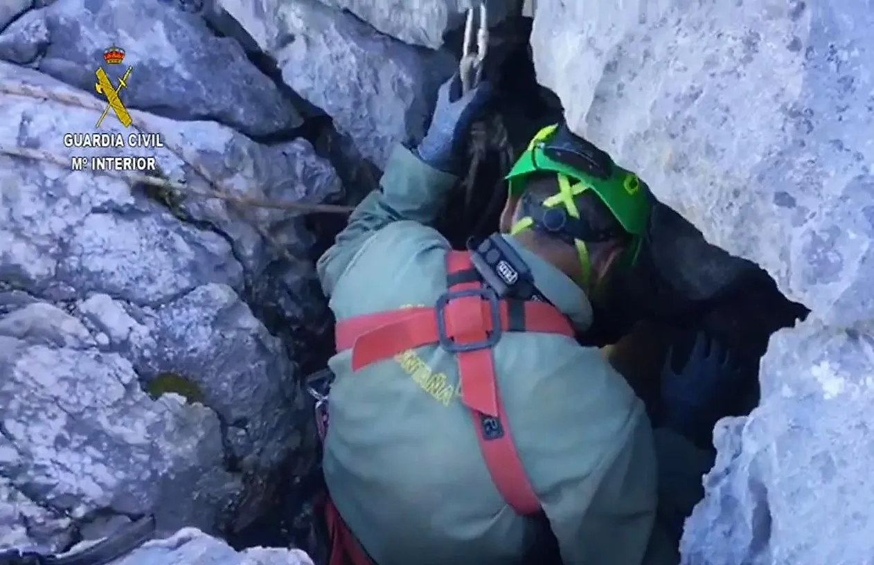 guardia civil montaña cueva detalle
