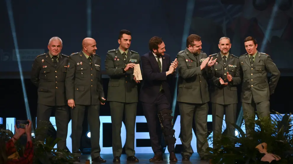 guardias civiles de los greim de huesca en el escenario del olimpia