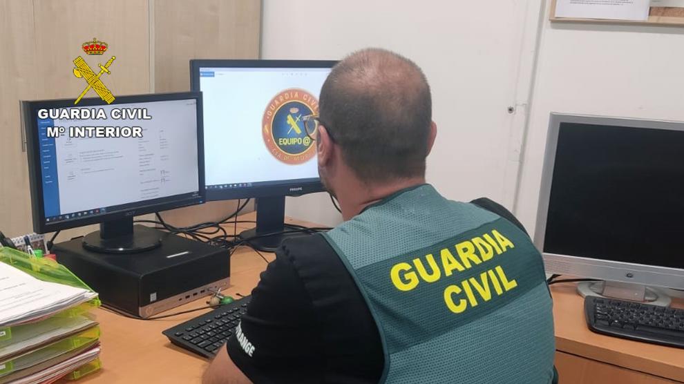 investigan a una persona en murcia por una decena de estafas a traves de internet