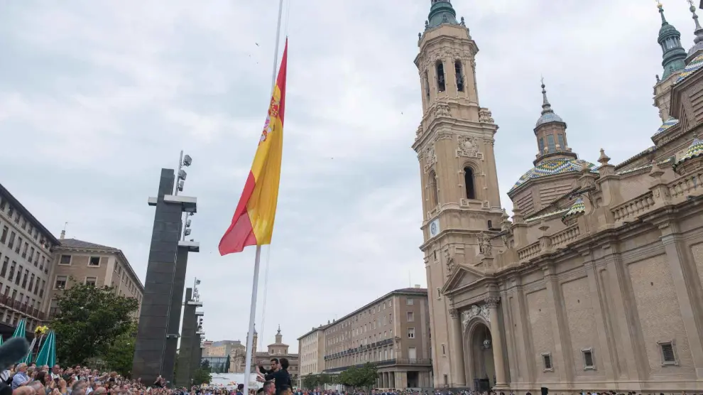 izado de bandera en la plaza del pilar de zaragoza en el dia de las fuerzas armadas