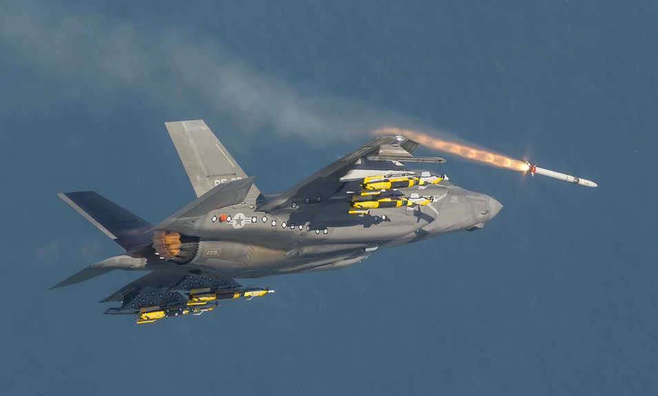 lockheed martin caza f35a disparando misil