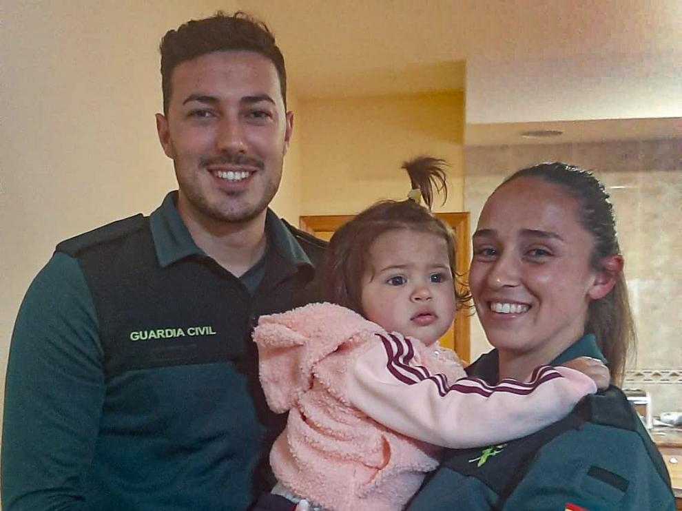 los guardias civiles fernando bravo y barbara herguido con triana en brazos