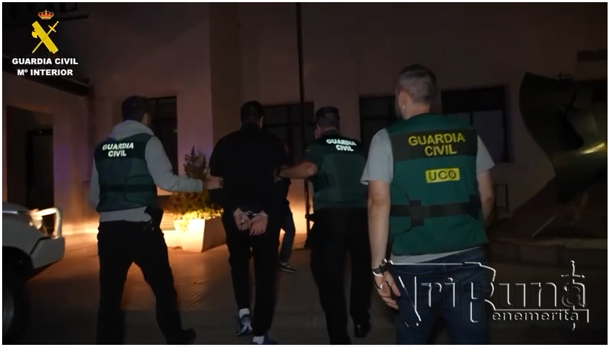 momento traslado detenido asesino guardias civiles barbate