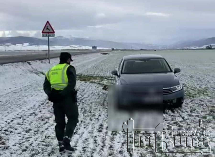 post la guardia civil auxilia a un conductor en una salida de via en castanares de rioja
