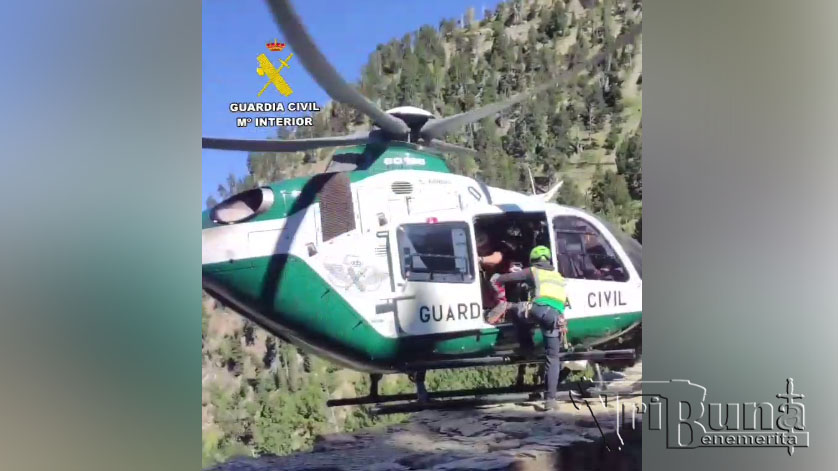 rescate greim montaña helicoptero guardia civil marca agua