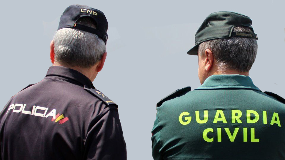 un policia nacional junto a un guardia civil