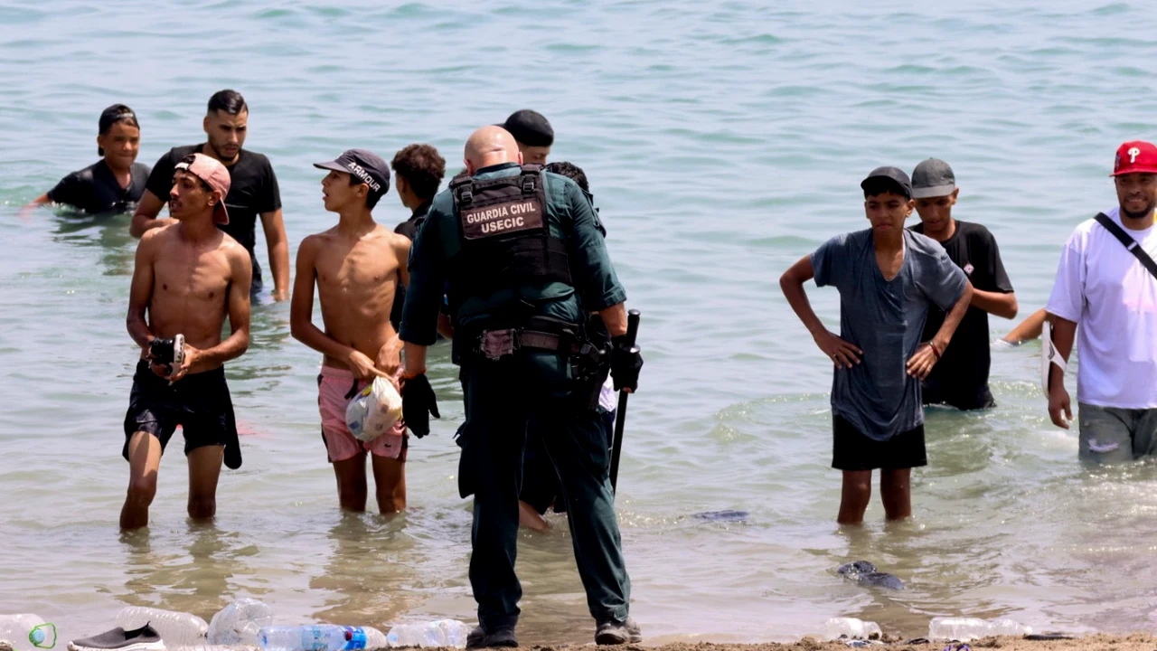 varios migrantes costa espanola ceuta 69