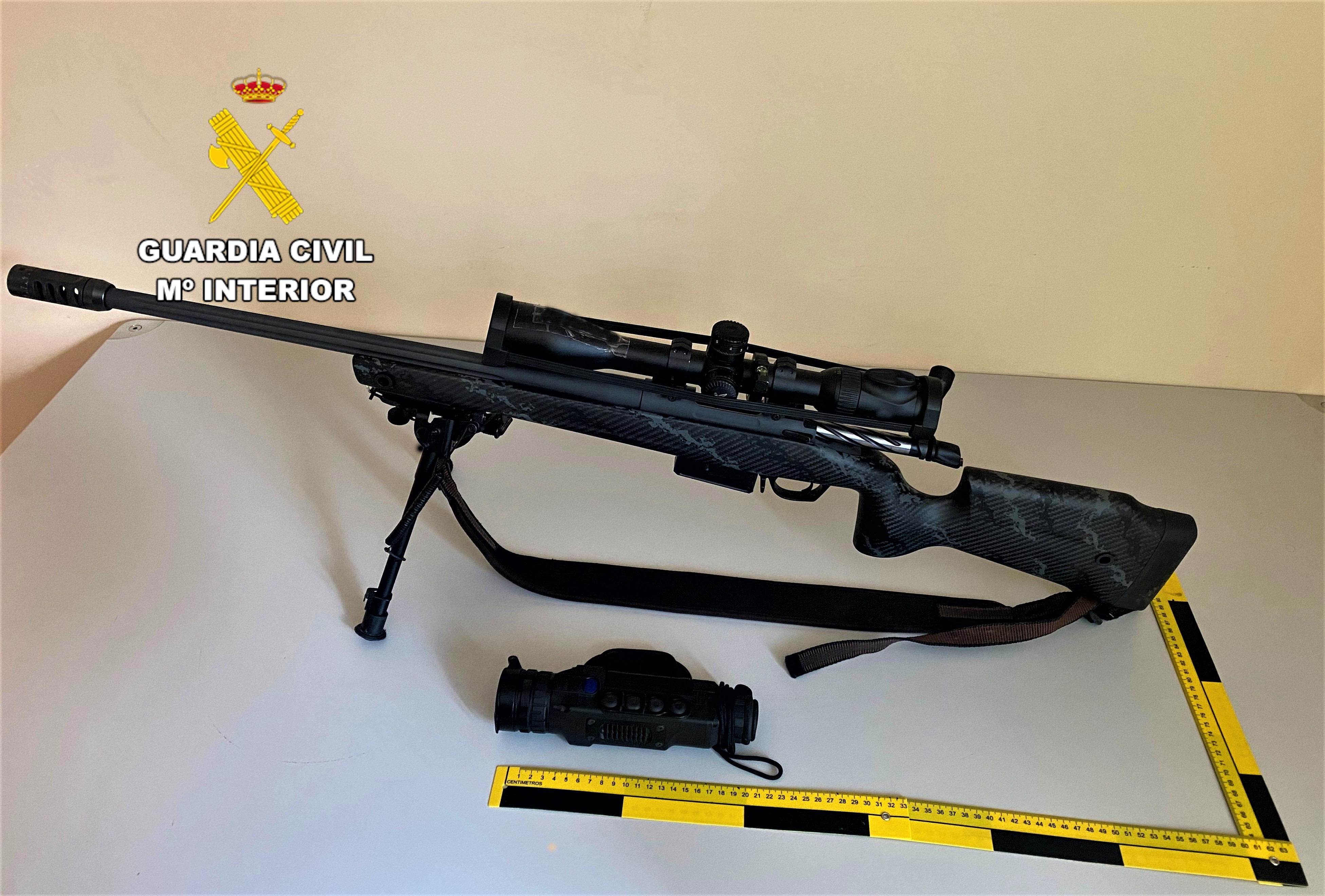 visor y rifle decomisados