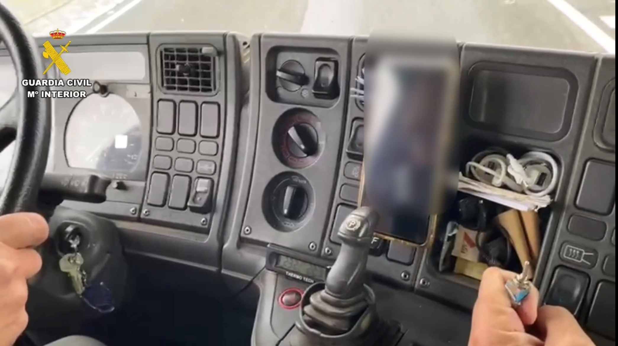 Imagen interior camión con dispositivo para manipular tacógrafo