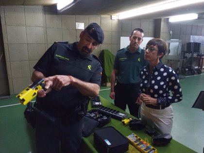 guardia civil pistolas taser