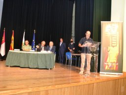 memorialmariajesuscarrascosa-entregadedistinciones-mesapresidencialypresentador